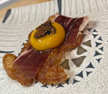 Crujiente de Huevo con Yema ahumada, Jamón Ibérico y Trufa.
