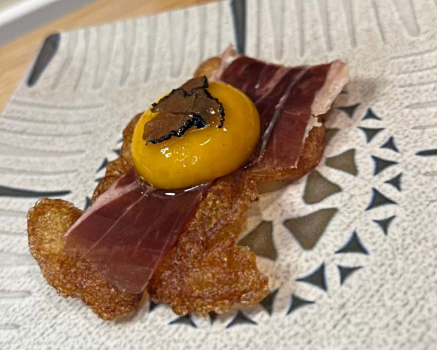 Crujiente de Huevo con Yema ahumada, Jamón Ibérico y Trufa. 