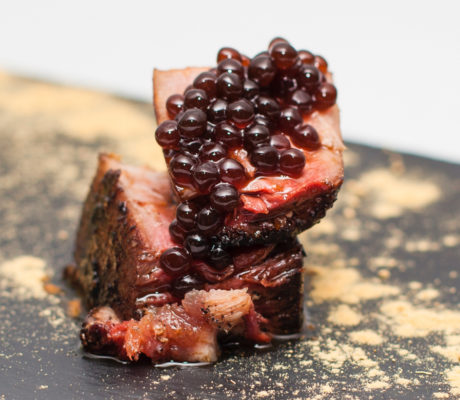 Chuletón con Caviar de Jugo de Carne y Vino Tinto en Tapa
