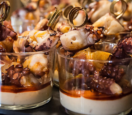 Pintxo de Pulpo con Patata y Hummus Griego con Aceite de Pimentón