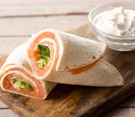 Rollos de Salmón Ahumado con Queso y Hierbas