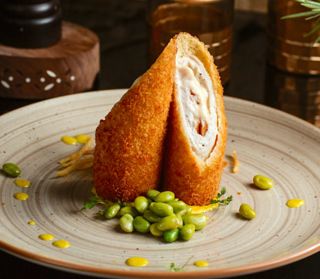 Flamenquín de Pollo con Jamón y Queso, Edamame y Maíz dulce al Curry