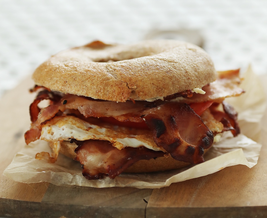 Bagel de Pollo con Bacon y Huevo frito