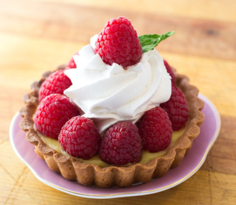 Tartaleta de Vainilla con Crema cítrica, Frambuesas y Nata de Chocolate Blanco
