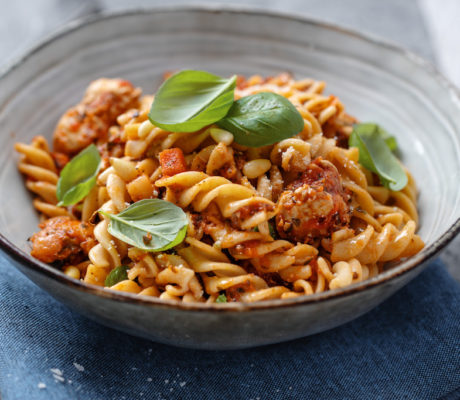 Pasta Fusili con Bolas de Carne en Salsa