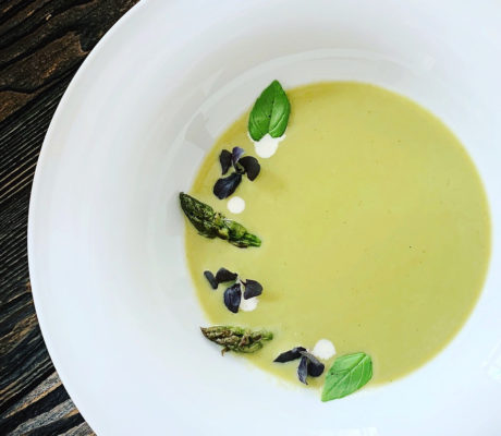 Crema de Espárrago Verde con Mayonesa de Albahaca y Yogur de Espárrago Blanco