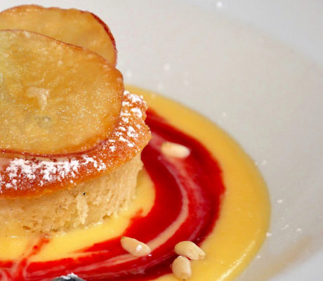 Pudin de Manzana con Vainilla y Canela con Sopa de Frutas