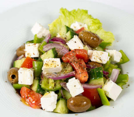 Ensalada Variada con Queso Feta, Aceitunas y Vinagreta picante