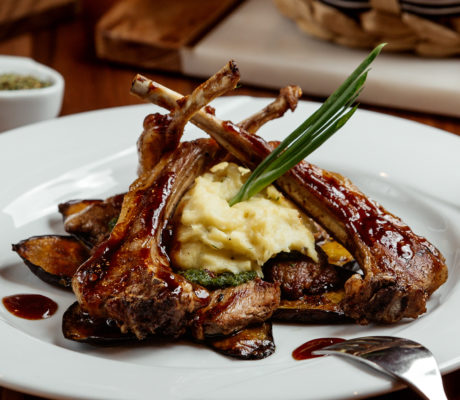 Costillas de Lechal con reducción de su Jugo, Calabacín macerado y Puré trufado