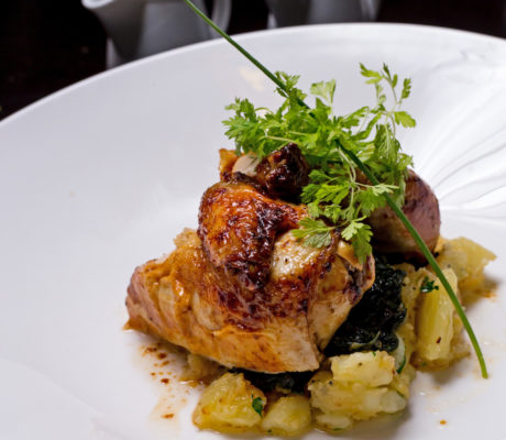Pollo a la Cerveza con Papas y Espinacas al Ajillo