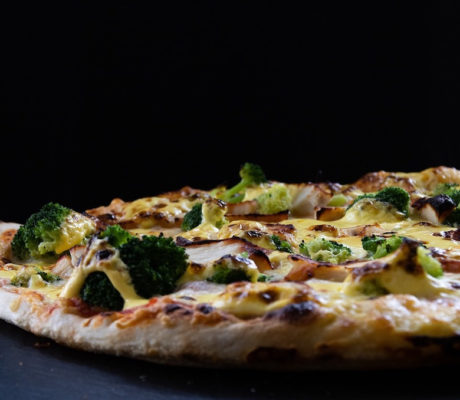 Pizza con Crema de Setas, Verduras Asadas y Pollo al Curry