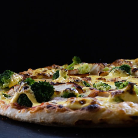 Pizza con Crema de Setas, Verduras Asadas y Pollo al Curry