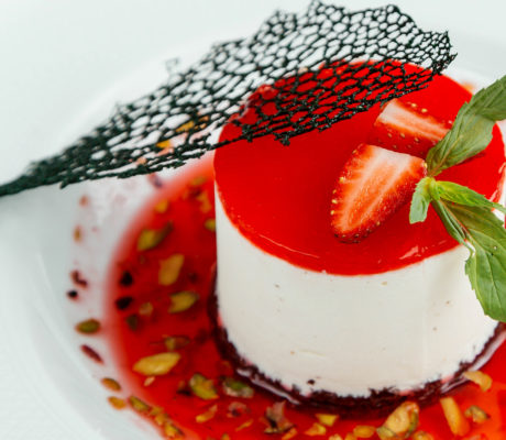 Tarta de Queso con Bizcocho de Maracuyá y Sopa de Fresas con Lima
