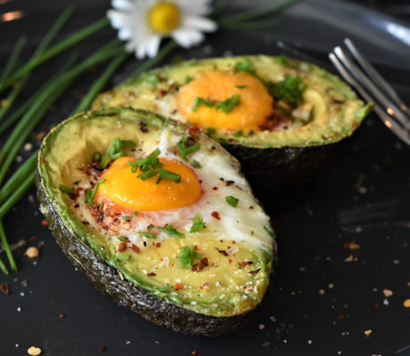 Aguacates Asados con Huevos trufados