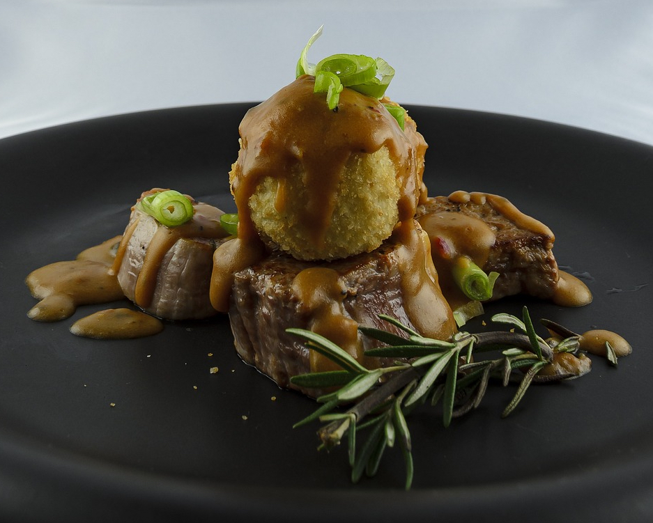 Solomillo con Reducción a las Finas hierbas y Croqueta líquida de Trufa