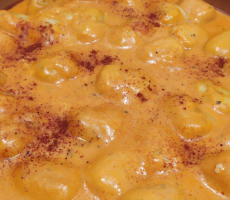 Gnocchi en Salsa Brava con Mojo Picón, Tomates secos y Cheddar