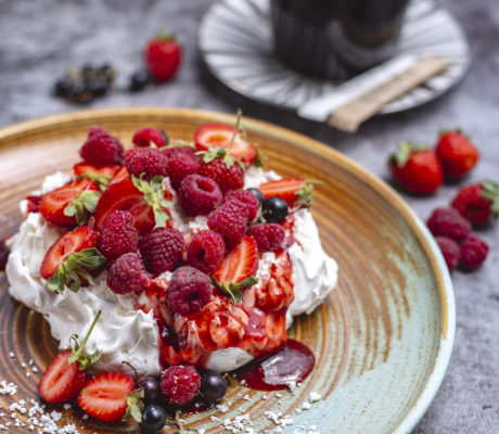 Torta de Merengue rellena de Crema con Frutos Rojos