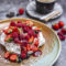 Torta de Merengue rellena de Crema con Frutos Rojos