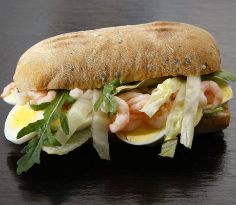 Bocadillo de Gambas con Salsa Rosa de Gambas