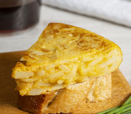 Tortilla de Patata con Cebolla y Ajo