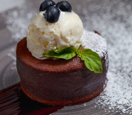Coulant con Núcleo de Crema de Whisky al Chocolate y Helado de Coco