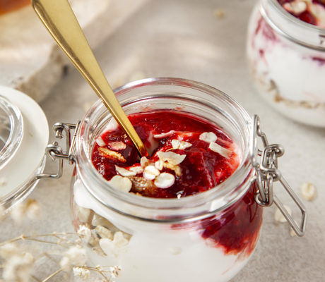 Yogur Griego con Mermelada de Frutos rojos y Piruleta