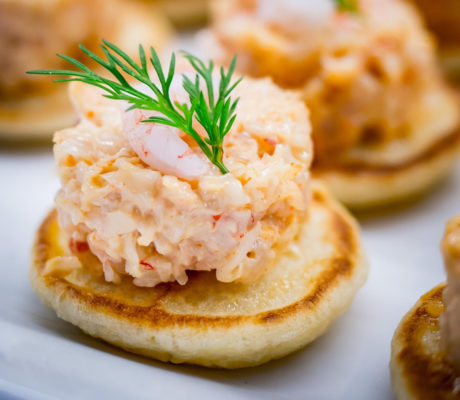 Blinis con Ensaladilla de Gambas, Langostinos y Cangrejo