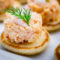 Blinis con Ensaladilla de Gambas, Langostinos y Cangrejo