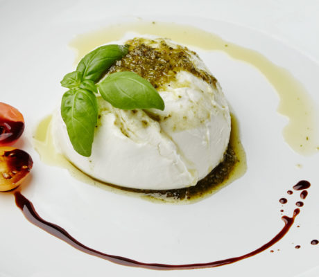 Mozzarella Rellena de Pesto de Rúcula, Tapenade y Tomate