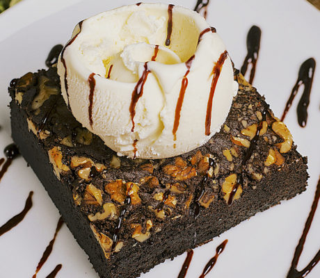 Brownie con Helado de Chocolate Blanco y Coco