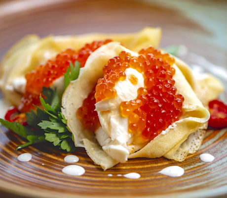 Crepes con Mantequilla de Hierbas, Crema de Quesos y Caviar de Salmón