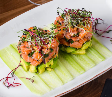Tartar de Salmón con Aguacate y Pepino