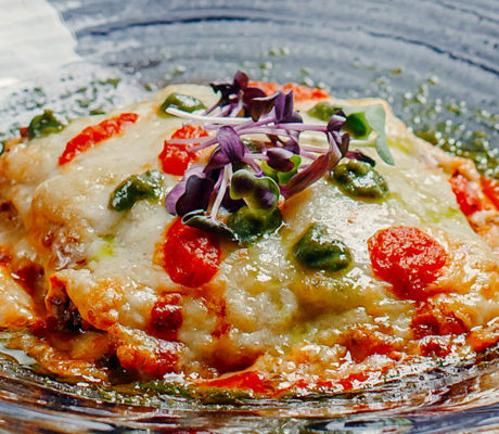 Lasagna de Carne con Chorizo, Tapenade y Pesto