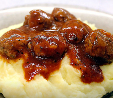 Mini Albóndigas de Jabalí con Cremoso de Patata y Salsa Trufada