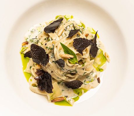 Tallarines con Crema de Parmesano a la Trufa y Frutos secos