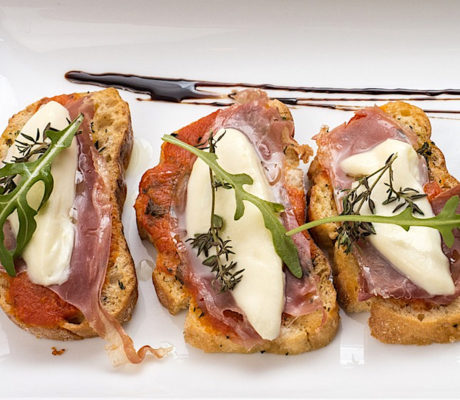 Bruschetta de Pan de Ajo con Brie y Jamón