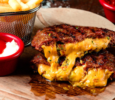 Hamburguesa rellena de Cheddar y Chimichurri