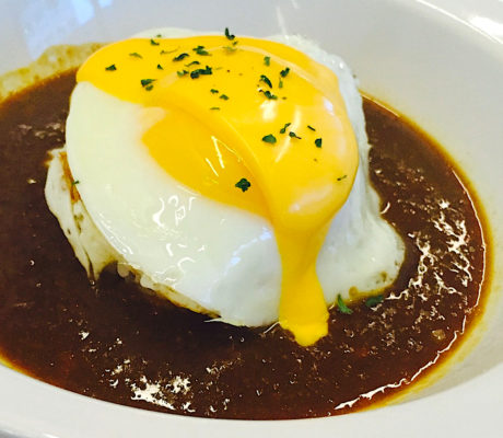 Curry y Mole con Arroz y Huevo frito con Holandesa