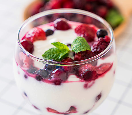 Crema de Queso con Coco Griego y Frutos Rojos con Piruleta
