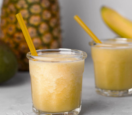 Batido de Plátano, Mango y Piña con Helado de Vainilla