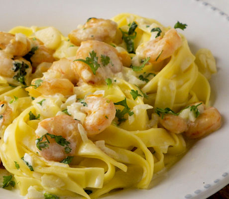 Tallarines con Gambas en Salsa de Toronjil y Limón