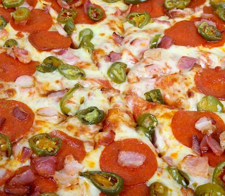 Pizza con Pepperoni, Bacon y Jalapeños