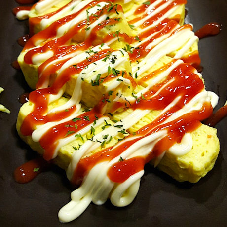 Tortilla Tamagoyaki con Salsas