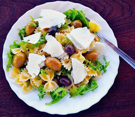 Ensalada de Pasta con Aceitunas y Feta