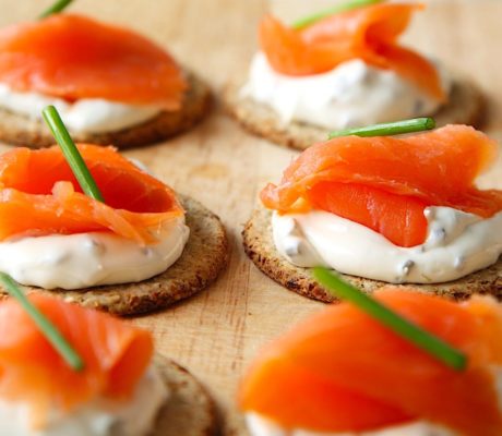 Crakers Integrales Caseros con Crema Tártara y Salmón Ahumado