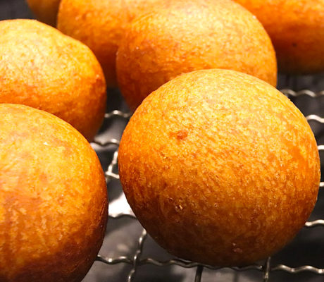 Buñuelo Relleno de Caviar y Crema Agria