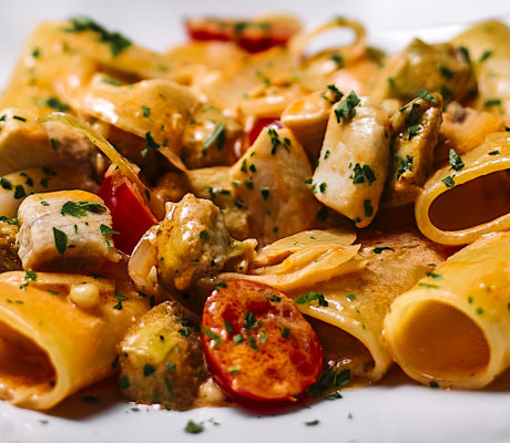 Pasta en Salsa Crema con Pollo Marinado