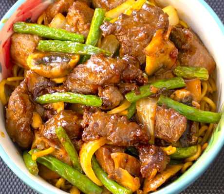 Fideos Chinos con Salteado de Ternera y Verduras al Estilo Asiático