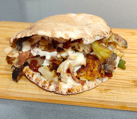 Pita Rellena de Pollo al Ajillo con Verduritas Revueltas y sus Salsas