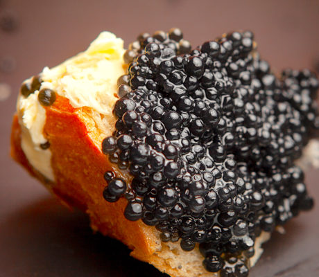 Pan con Mantequilla Ibérica Ahumada y Trufada con Caviar